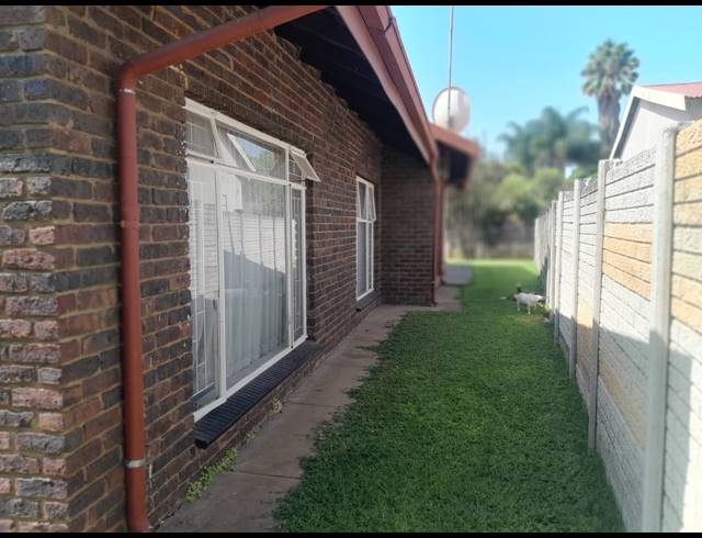 4 BEDROOM HOUSE FOR SALE IN OOS EINDE